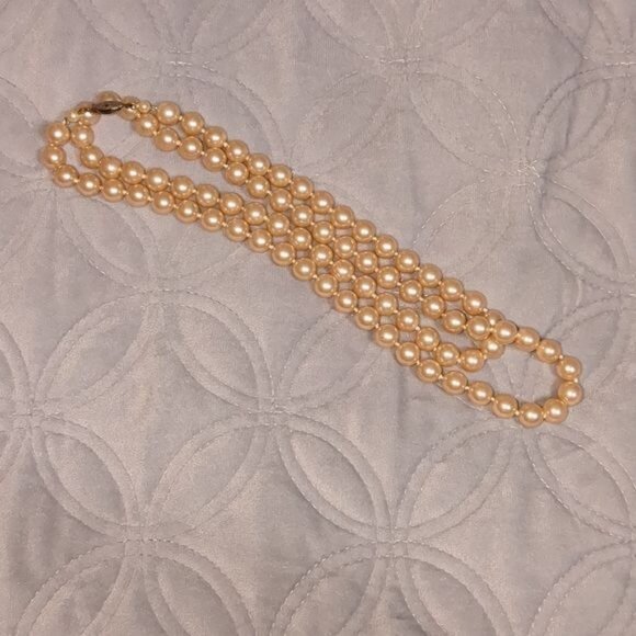 Elegant Faux Pearl Necklace - Picture 9 of 10